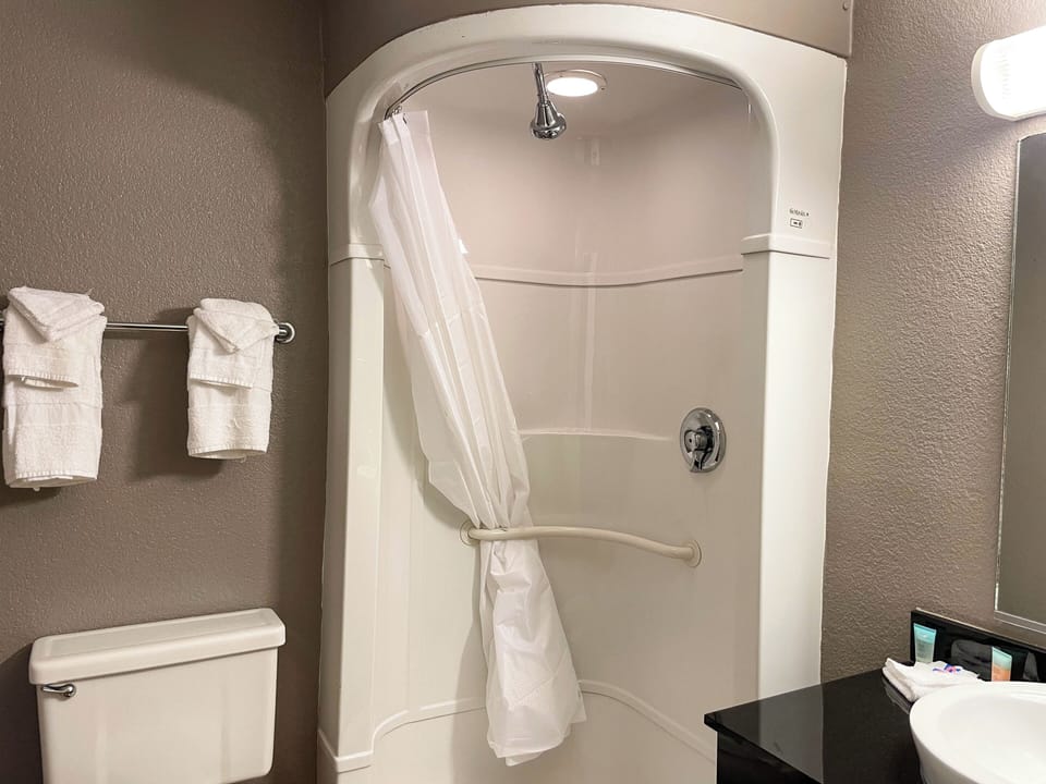 Combined shower/tub, towels