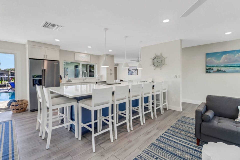 At the heart of the home is this enviable kitchen, we can all agree, you won't mind spending time in! (Now 6 bars stools)