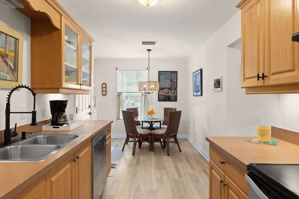 Fully equipped kitchen with second dining area/working table
