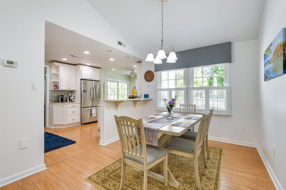 Dining Area | Dishware & Flatware Provided