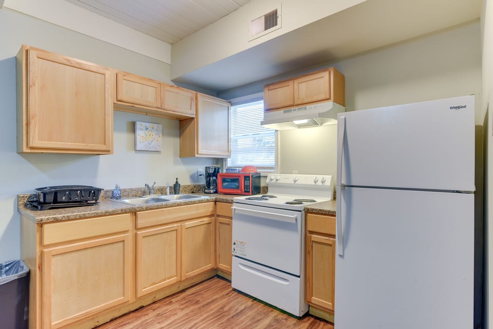 Kitchen | Cooking Basics | Coffee Maker | Paper Towels/Trash Bags Provided