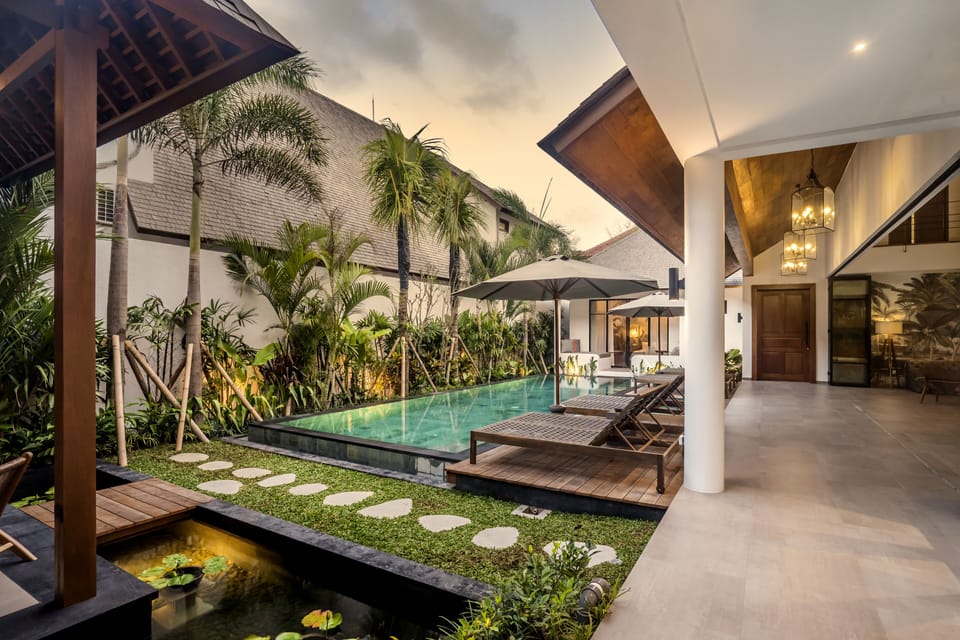 Outdoor pool, pool umbrellas, sun loungers
