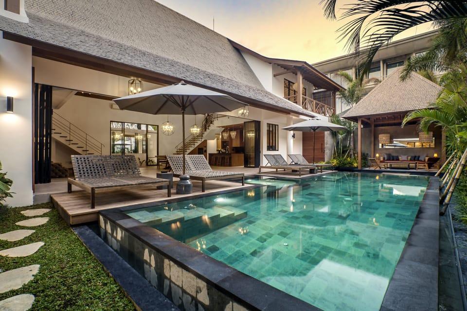 Outdoor pool, pool umbrellas, sun loungers