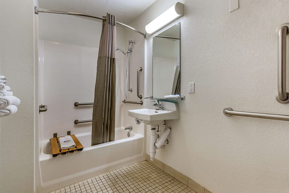 Combined shower/tub, towels