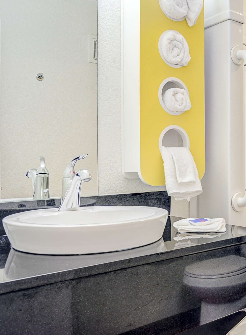 Combined shower/tub, towels