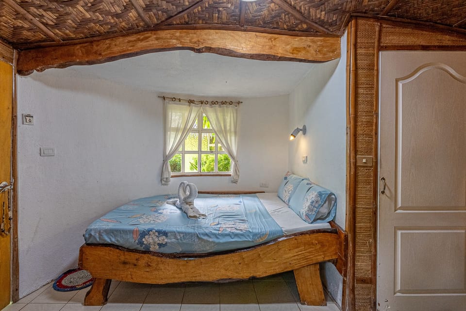 Standard Cabin | Desk, bed sheets