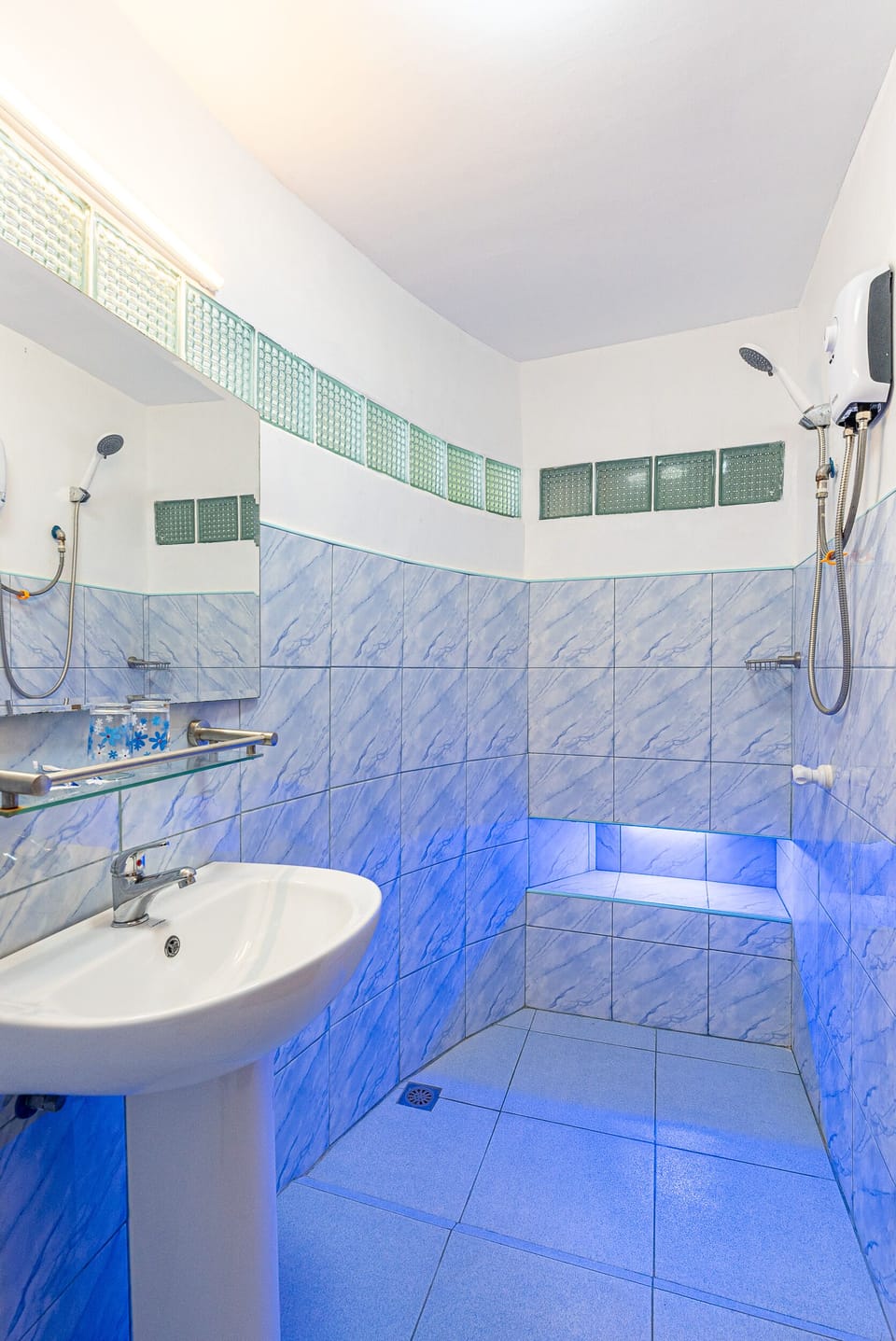 Family Cabin | Bathroom | Shower, rainfall showerhead, towels, soap