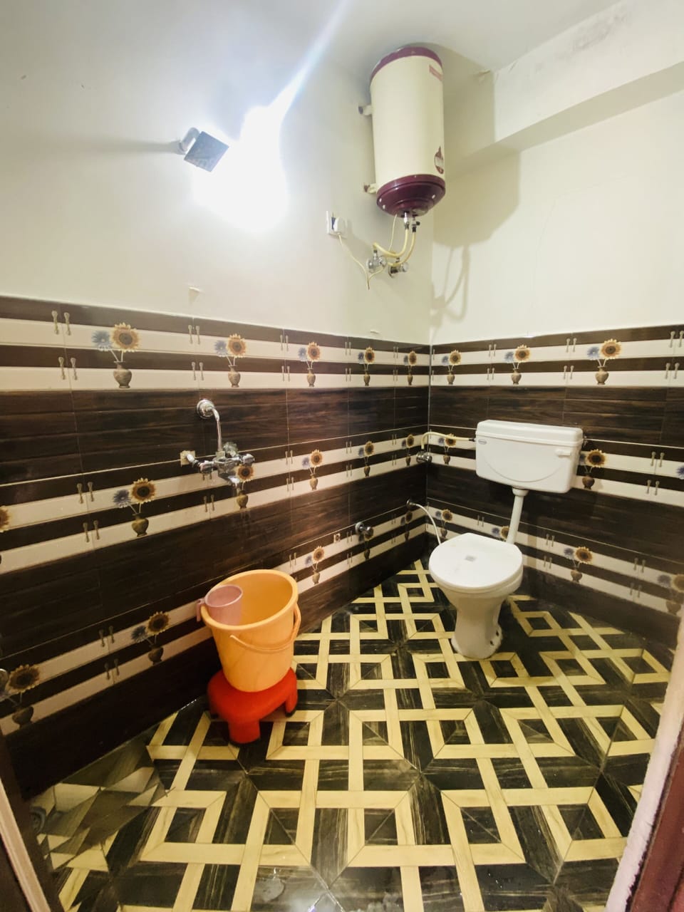 Standard Double Room | Bathroom | Shower, hydromassage showerhead, towels, soap