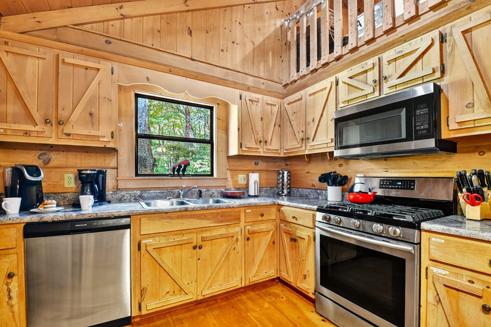 From stainless steel appliances to beautiful wood cabinetry, this luxury cabin kitchen offers everything you need for comfort and style