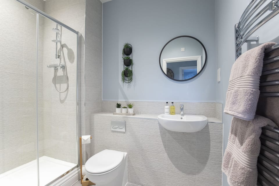 Elliot Oliver - Luxurious Two Bedroom Apartment in The Docks Apartment in Gloucester