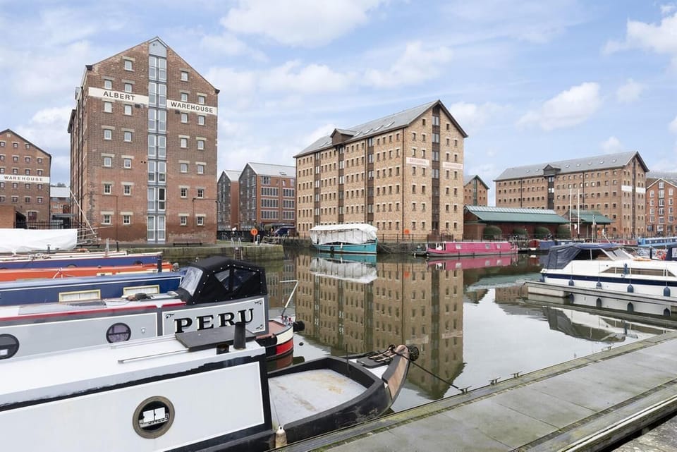Elliot Oliver - Luxurious Two Bedroom Apartment in The Docks Apartment in Gloucester