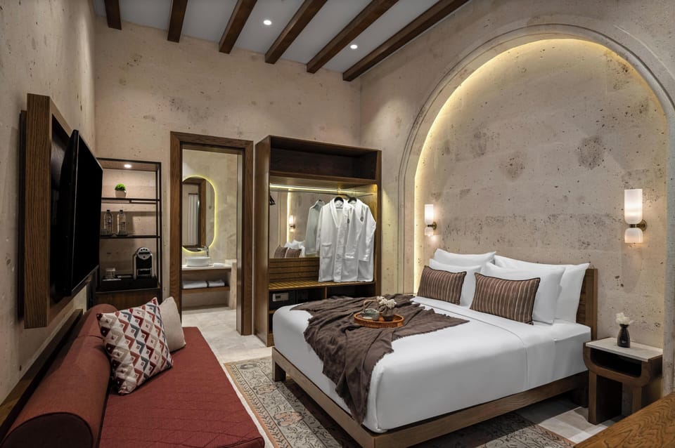 Deluxe Room, Bathtub | In-room safe, desk, laptop workspace, soundproofing