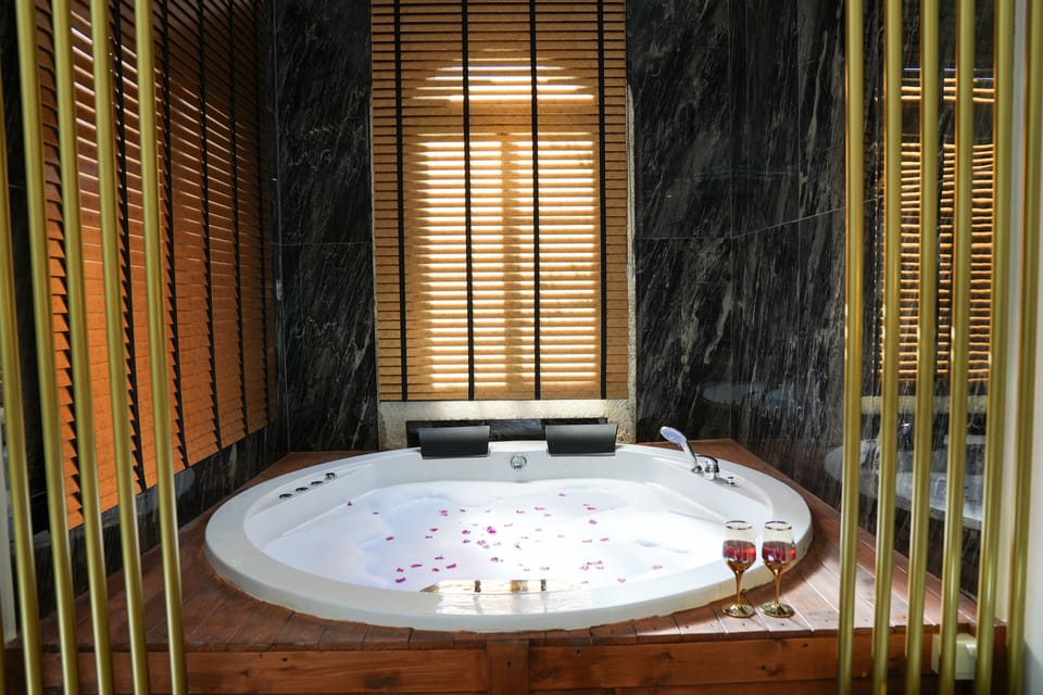 Premium Suite | Bathroom | Shower, hair dryer, towels