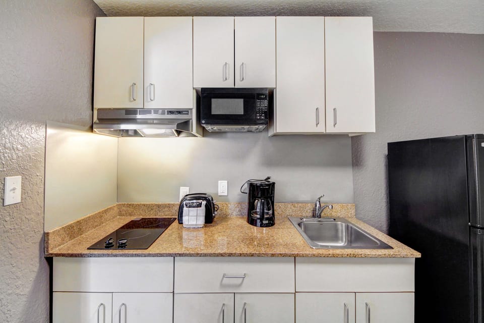 Full-size fridge, microwave, stovetop, coffee/tea maker