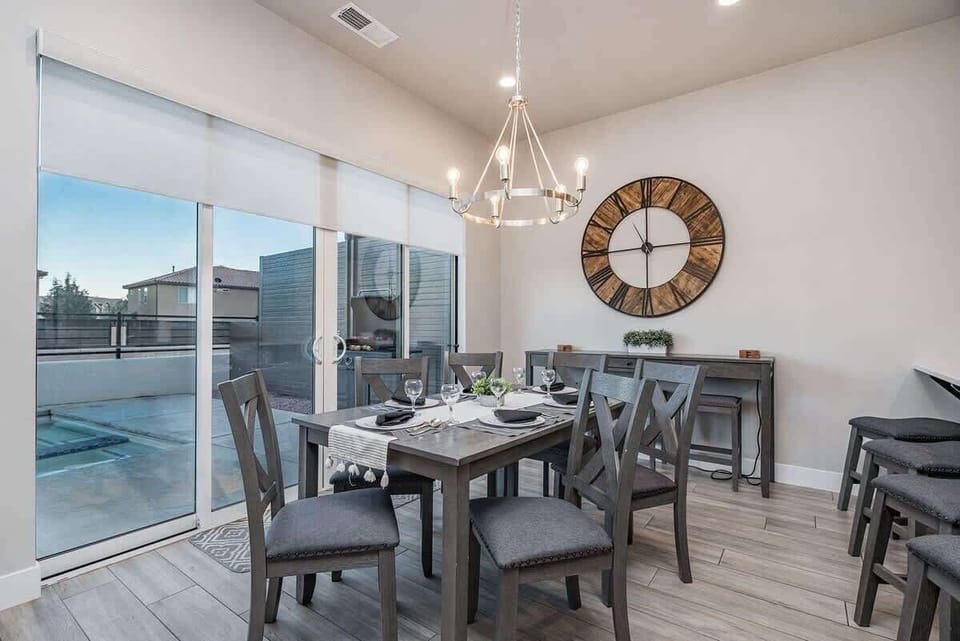 61 - Dining area with seating for 10