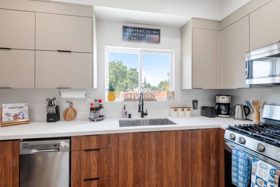House, Ensuite (Townhouse) | Private kitchen | Dining table