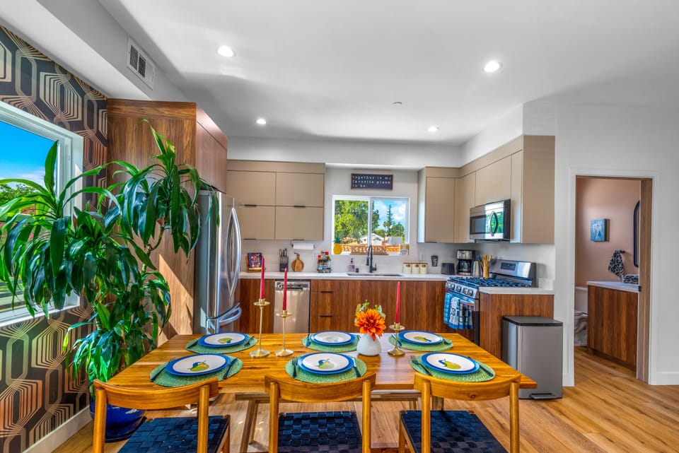 House, Ensuite (Townhouse) | Private kitchen | Dining table