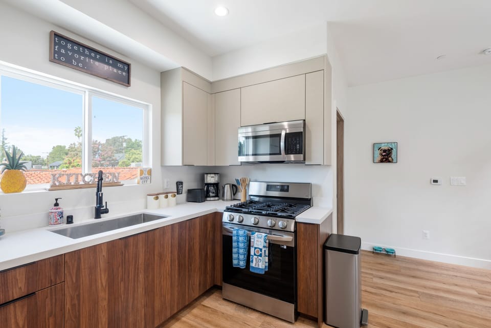 House, Ensuite (Townhouse) | Private kitchen | Dining table