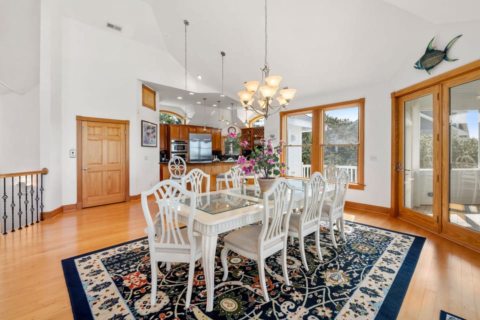 CC328: Wellfleet | Top Level Dining Area