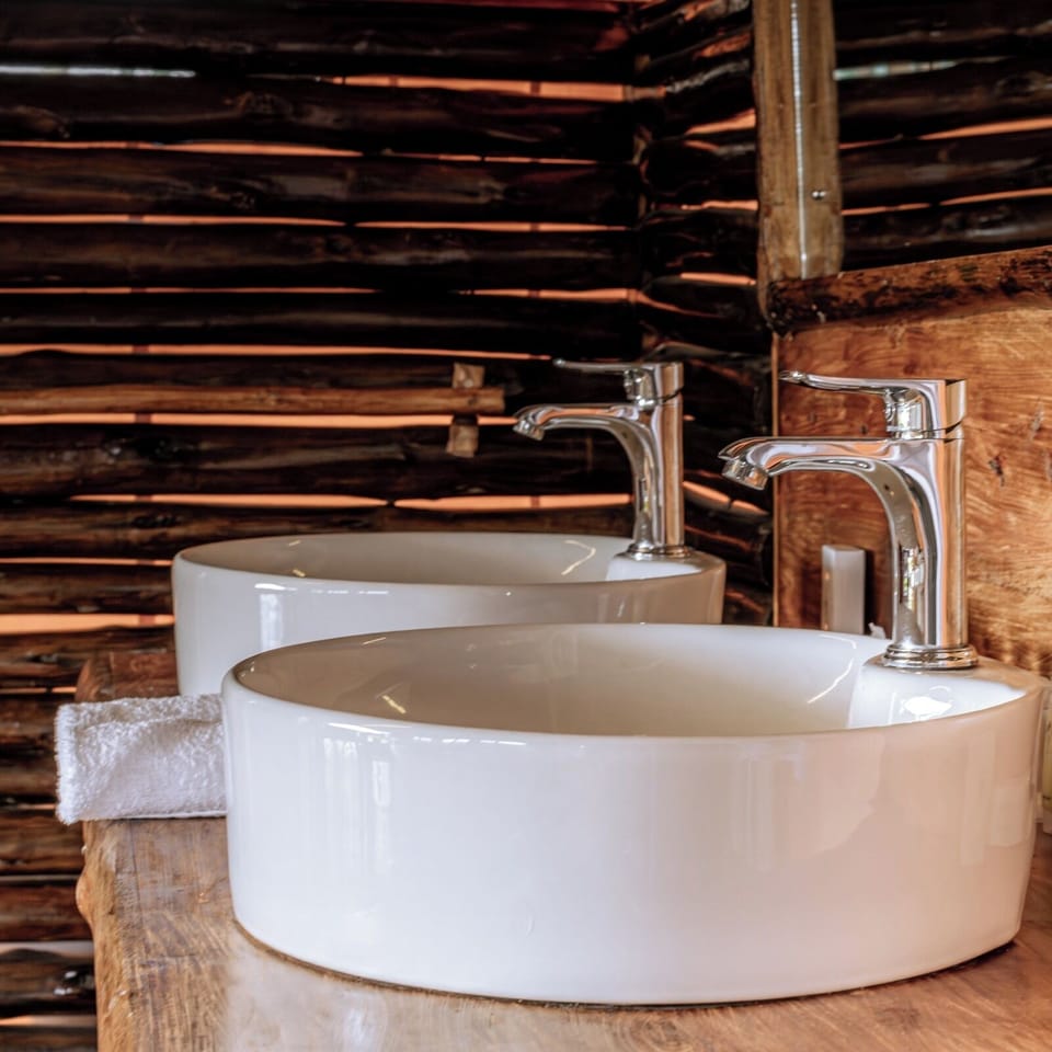 Deluxe Tent | Bathroom | Shower, free toiletries, hair dryer, bathrobes