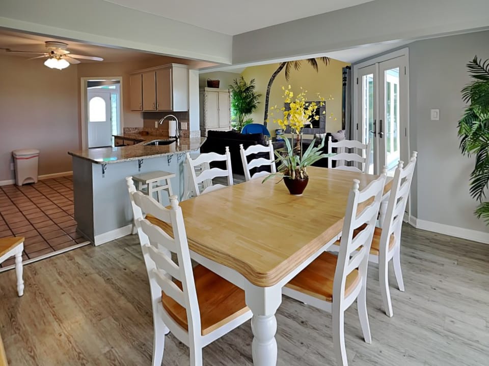 The dining area with seating for 6