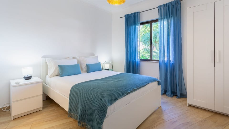 Unwind in this serene bedroom featuring a comfortable double bed with crisp linens, offering a peaceful retreat after a day of exploration.
#Bedroom #Comfort #LovelyStay