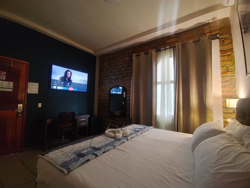 Executive Suite | Premium bedding, blackout drapes, soundproofing, WiFi (free)