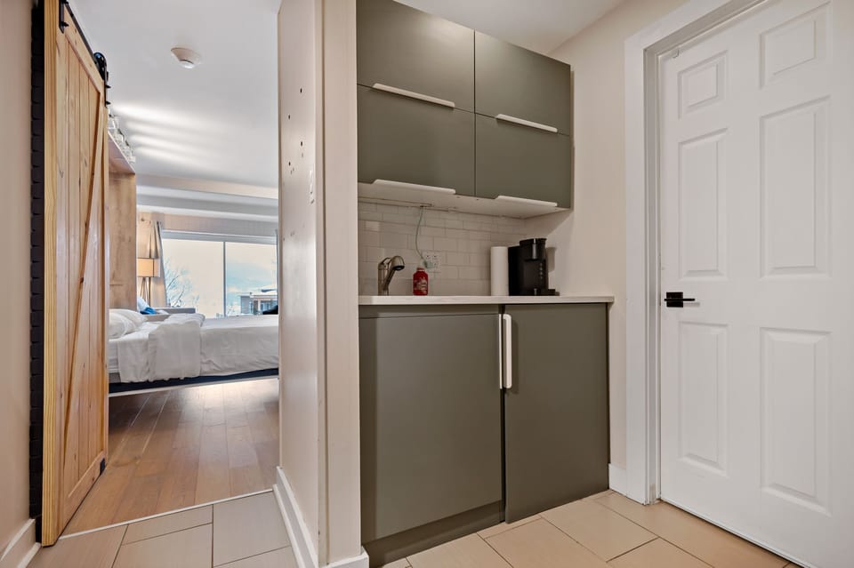 Explore Tremblant | HDL421 | Living area | 40-inch flat-screen TV with cable channels, fireplace