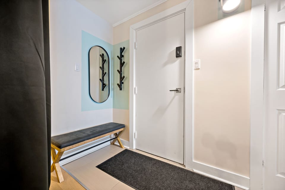 Explore Tremblant | HDL421 | Living area | 40-inch flat-screen TV with cable channels, fireplace