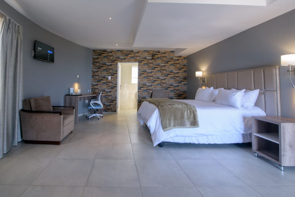 Luxury Room | 1 bedroom, in-room safe, blackout drapes, iron/ironing board