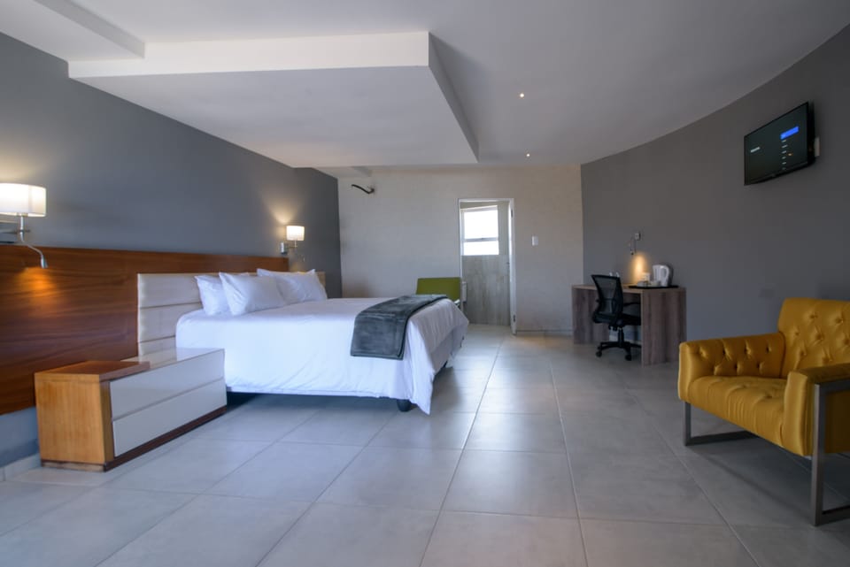Luxury Room | 1 bedroom, in-room safe, blackout drapes, iron/ironing board