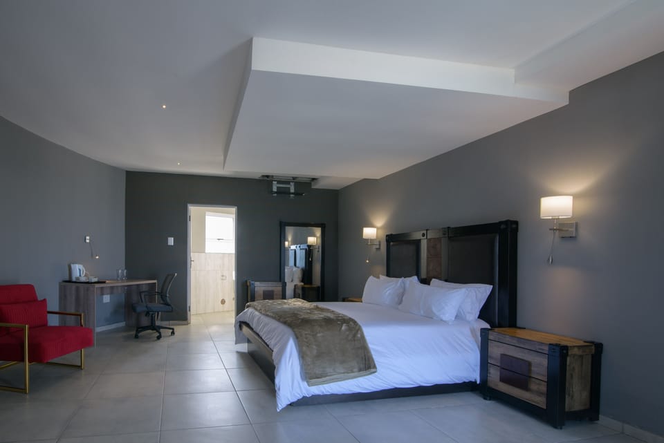 Luxury Room | 1 bedroom, in-room safe, blackout drapes, iron/ironing board