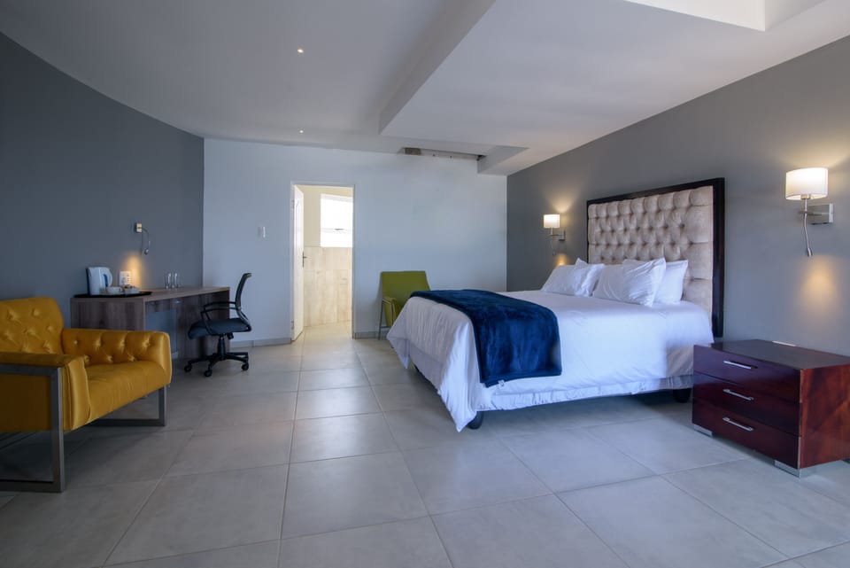 Luxury Room | 1 bedroom, in-room safe, blackout drapes, iron/ironing board