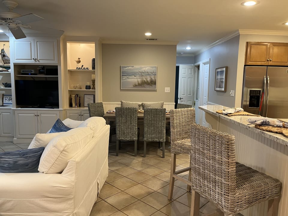 Living area/kitchen
