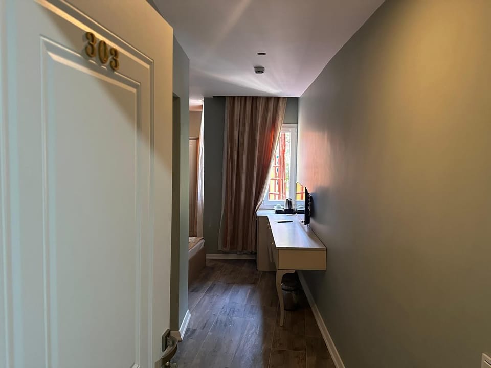 City Room | Egyptian cotton sheets, premium bedding, minibar, desk