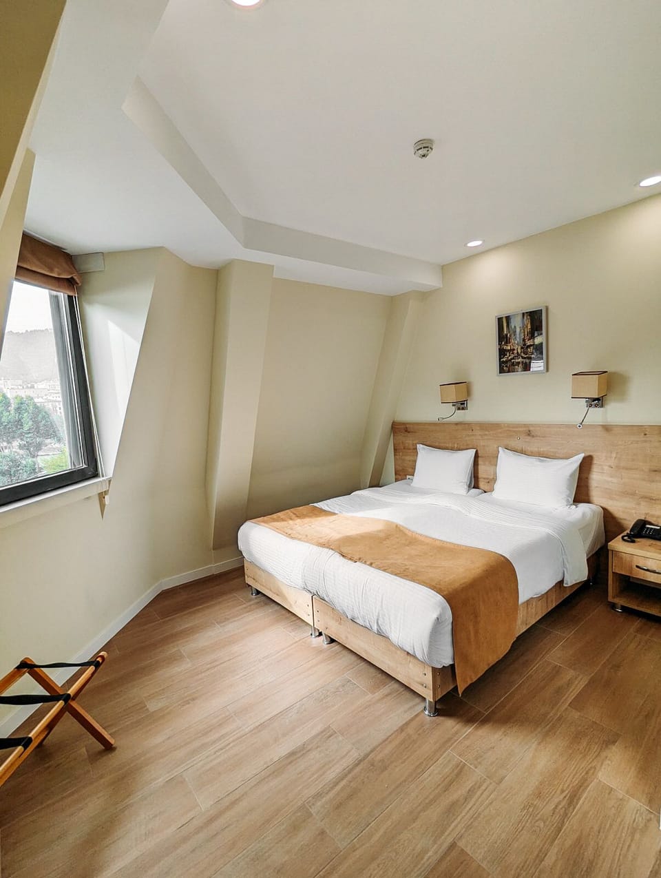 Deluxe Room | In-room safe, desk, laptop workspace, soundproofing