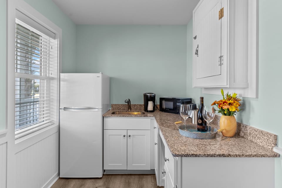 Standard Studio, 2 Queen Beds, Kitchenette | Private kitchenette | Mini-fridge, microwave, coffee/tea maker