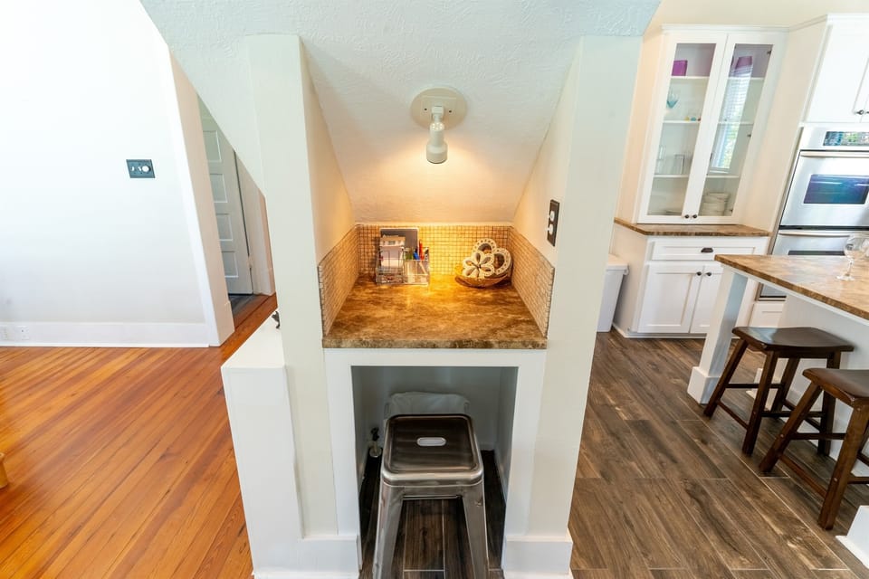 Between kitchen & informal dining is a built in workstation/laptop area