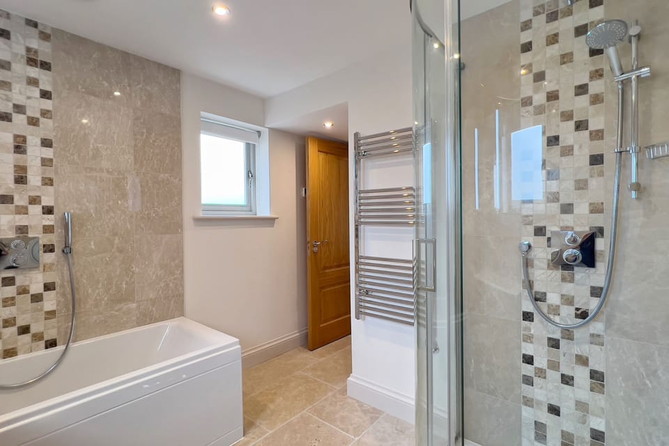 Sea Haven Cottage: Master bedroom with en suite bath and seperate shower