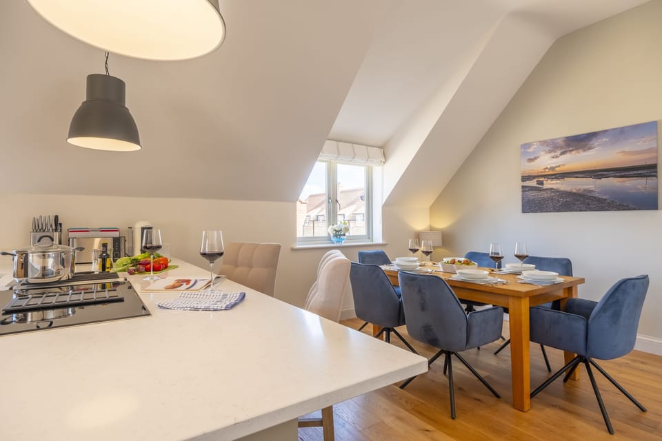 Sea Haven Cottage: Kitchen with dining table for six people to dine in comfort