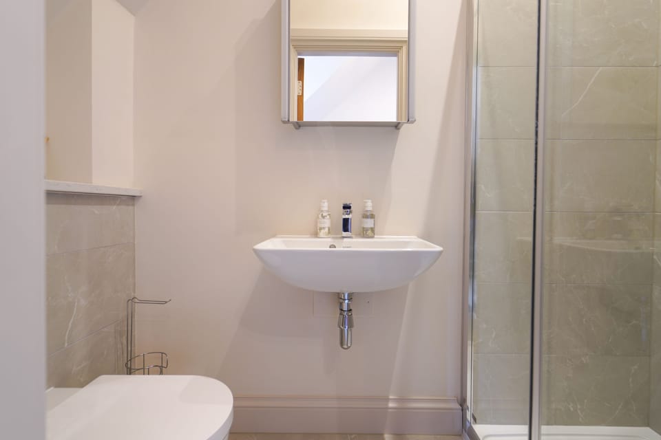 Sea Haven Cottage: 1st floor shower room