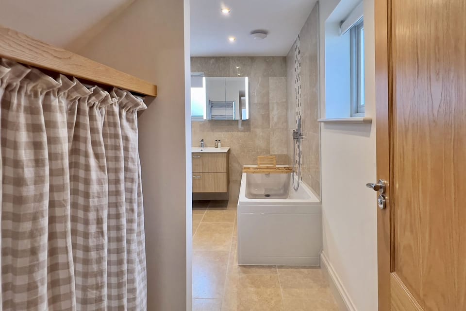Sea Haven Cottage: Master bedroom with en suite bath and seperate shower