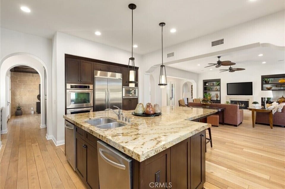 Large Kitchen ideal for entertaining, 2 dishwashers, warmer, butler station