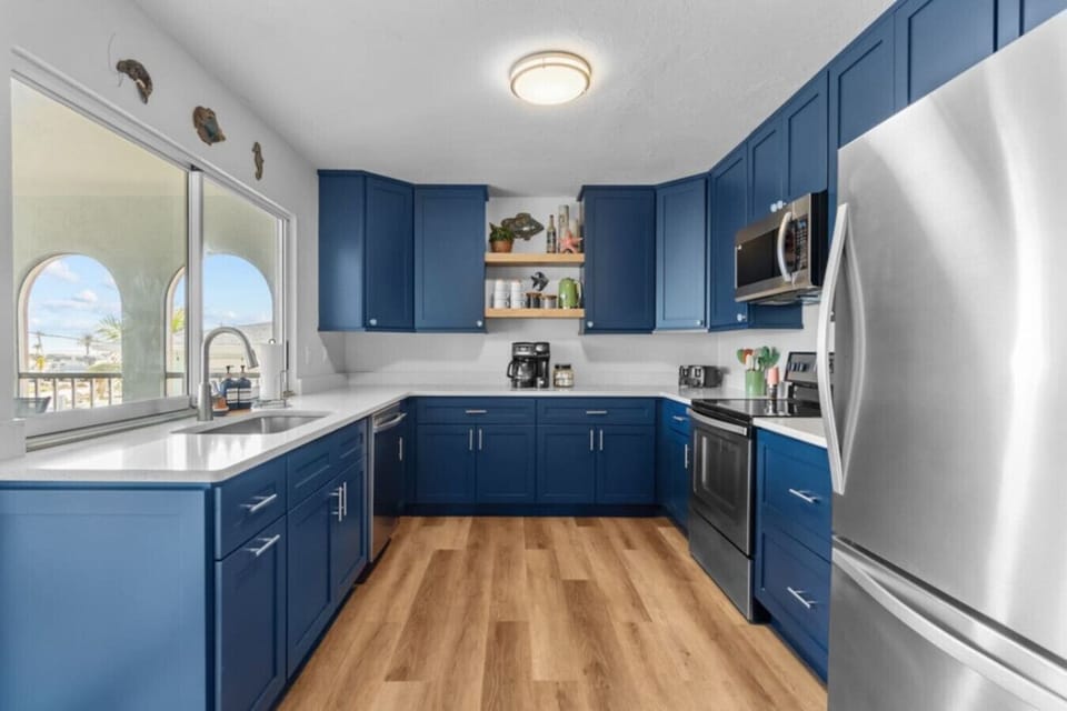 Cook up family meals full of coastal flavors in our fully updated kitchen with bold beach-inspired design. 🍴💙
