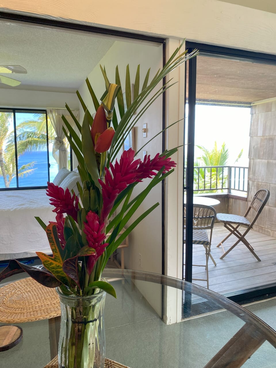 Outdoor Lanai with table and chairs.