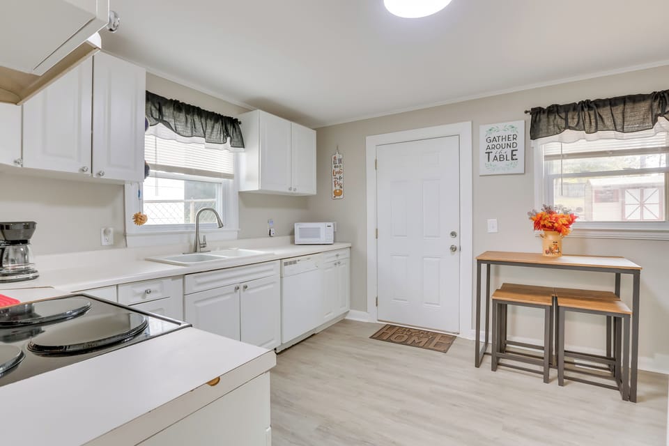 Dining Area | Dishware/Flatware