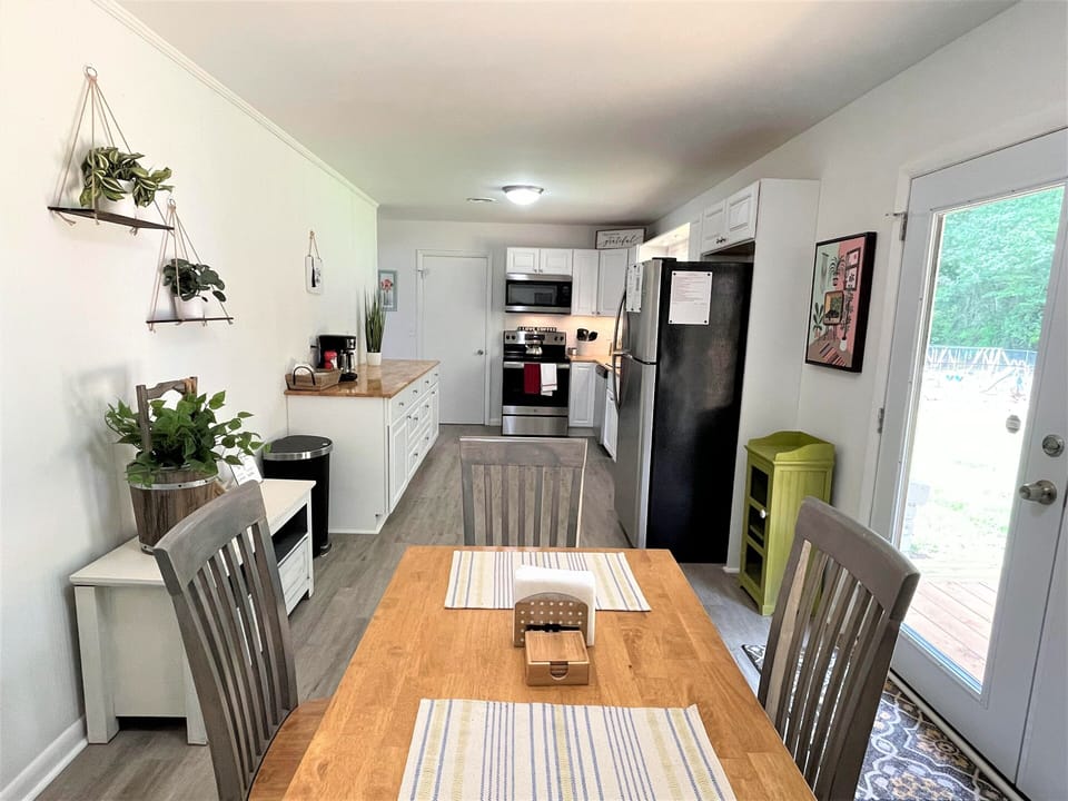Eat-in Kitchen