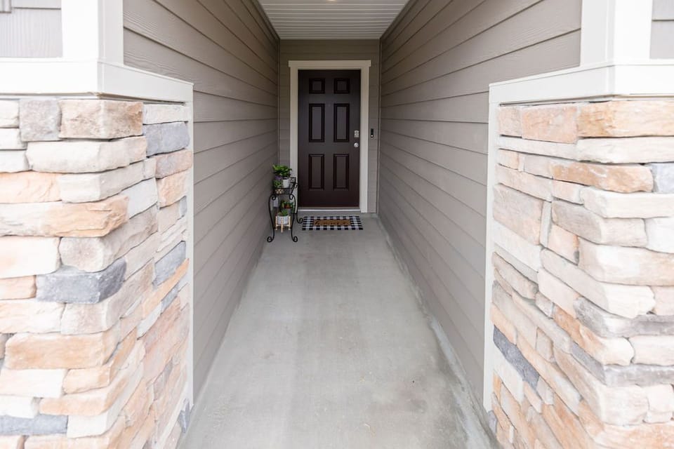 Entrance/Walkway