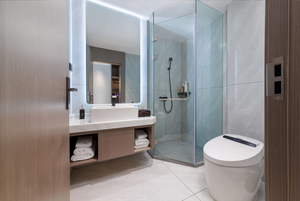 Comfort Double or Twin Room | Bathroom | Shower, rainfall showerhead, free toiletries, hair dryer