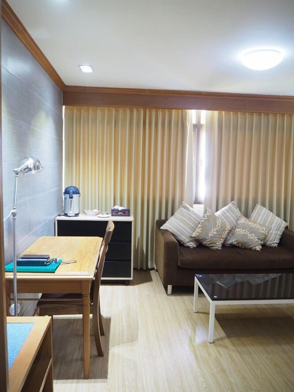 Standard Quadruple Room | Living area